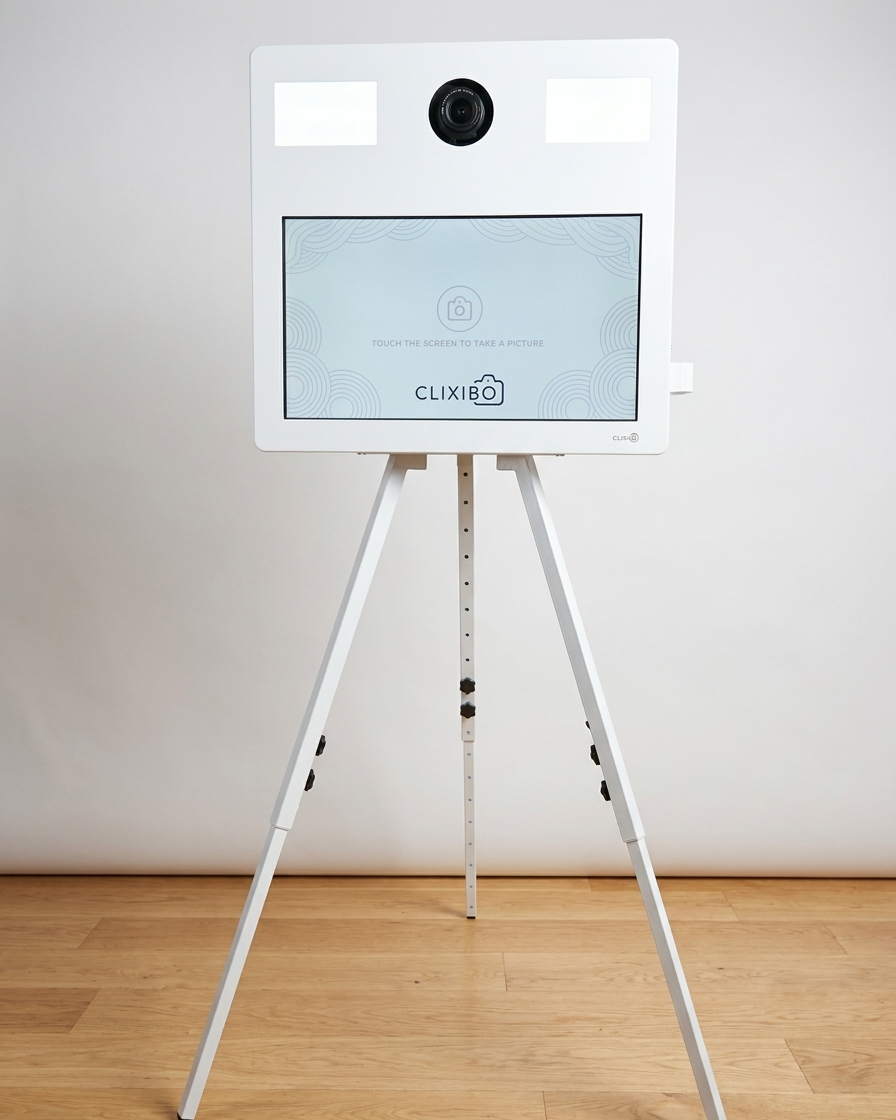 Photobooth met touchscreen en camera op een houten statief
